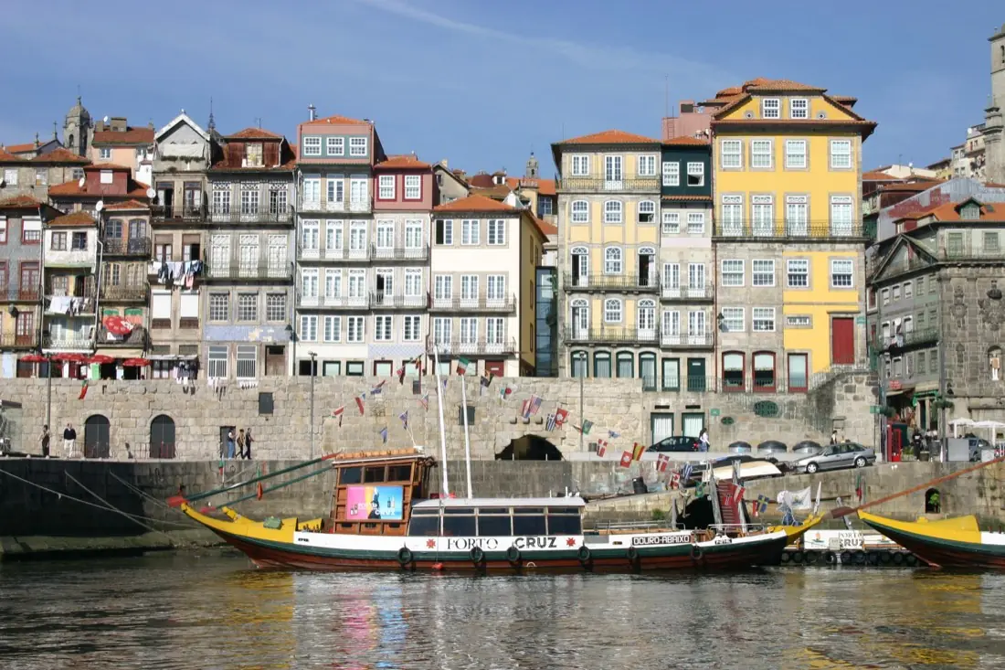 Cais de Gaia visto da Ribeira do Porto, com barcos rabelo no rio Douro