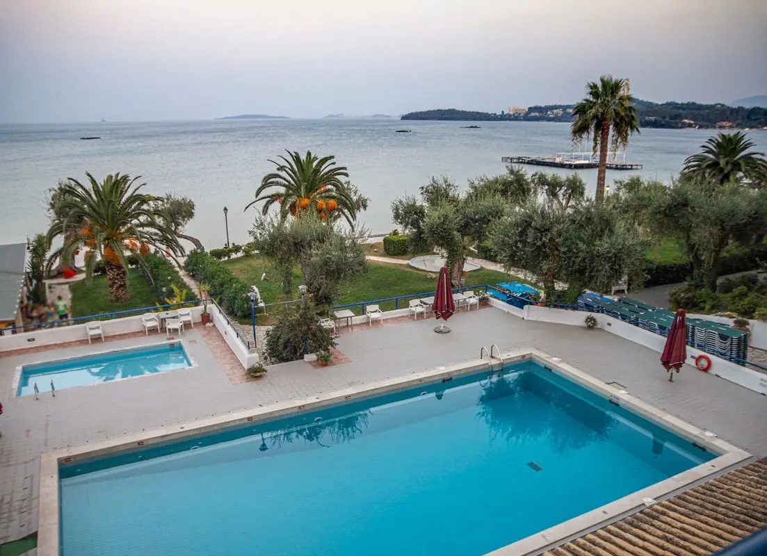 Piscina de hotel moderno, ilustrativa