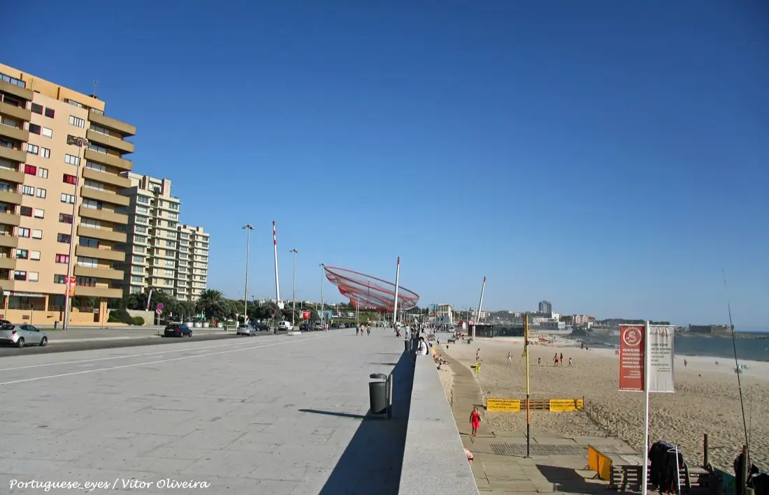 Praia de Matosinhos, orla marítima com areal extenso