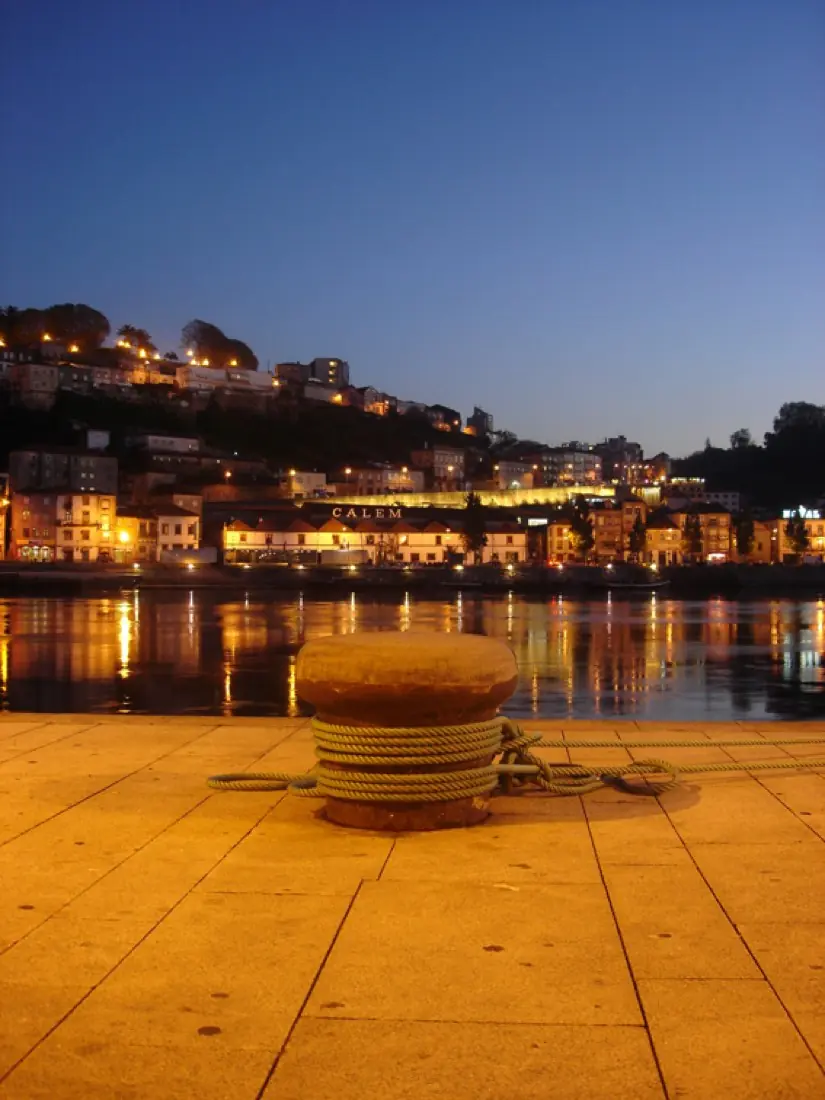 Cais da Ribeira do Porto com casas coloridas junto ao rio Douro